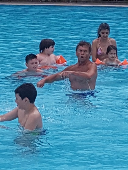 Kinder mit Trainer im Schwimmbecken