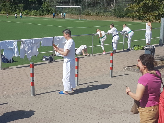 Karateka am Sportplatz-Gelnder