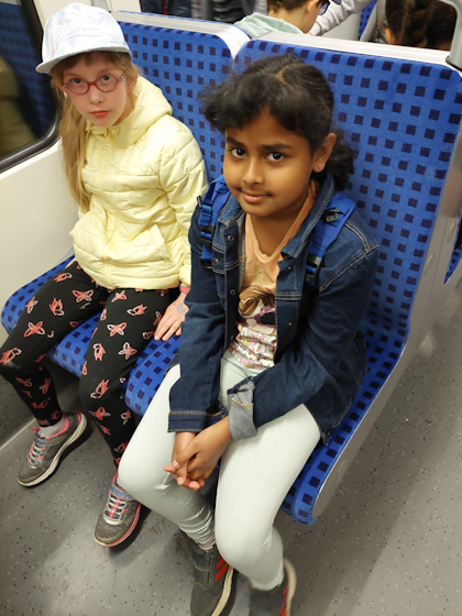 Zwei Mdchen sitzen in der S-Bahn
