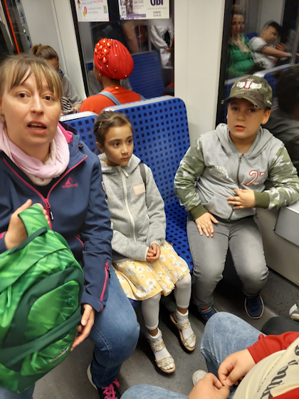 Ein Mdchen, ein Junge und eine Erwachsene sitzen in der S-Bahn